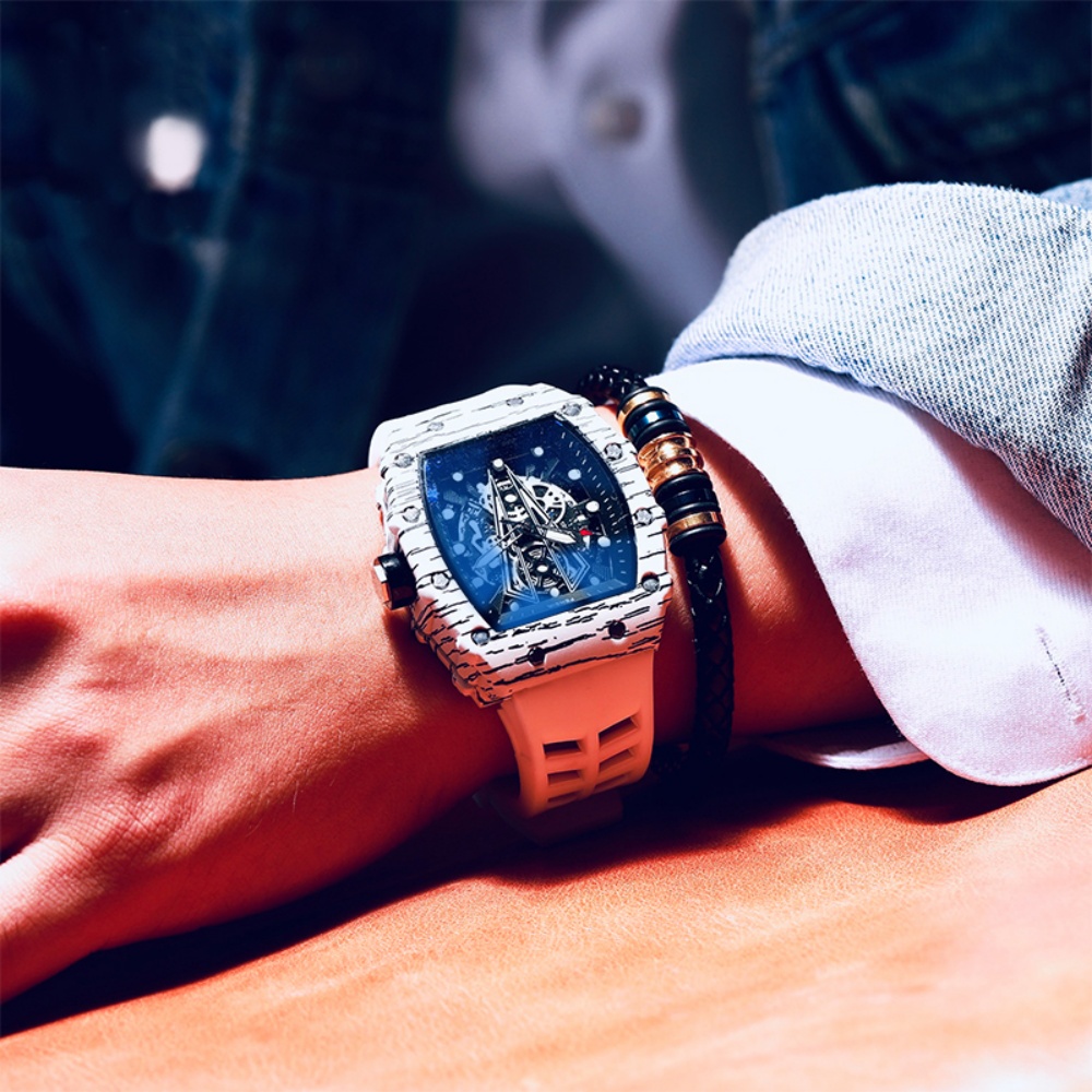 Luxury Watch Makes - 非常に人気のある機能的なメンズクォーツ腕時計で、ユニークな樽型のデザインが群衆から目立つ、クールな視覚的魅力を備えています。 滑り止め加工が施された快適なスポーツ用シリコンストラップが特徴で、耐久性があり、学生、トレンディな男性、ビジネスマンに適しています。 個人用にもギフトにも使える万能なアイテムで、高級感のある腕時計アクセサリーとして目立つものです。