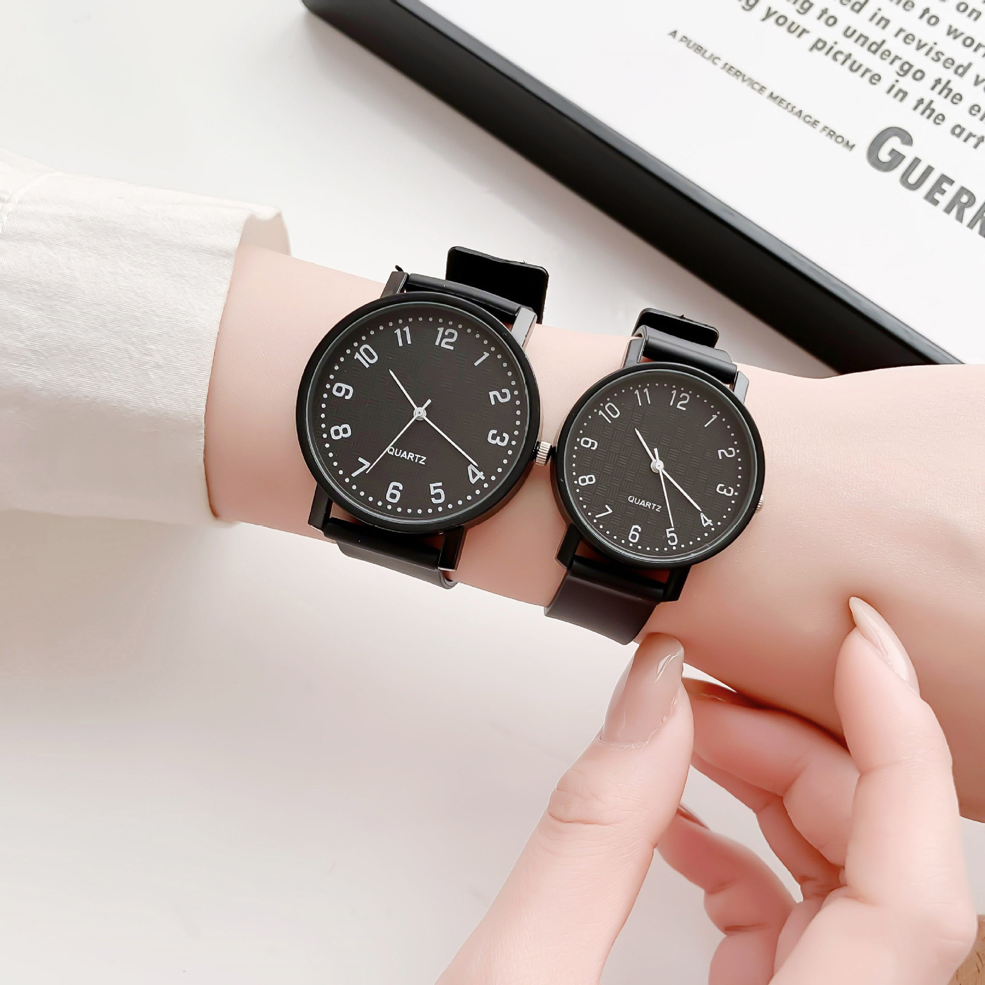 シンプルなブラックウォッチクォーツ時計女性用シリコンストラッ - Luxury Watch Black のレビューと価格