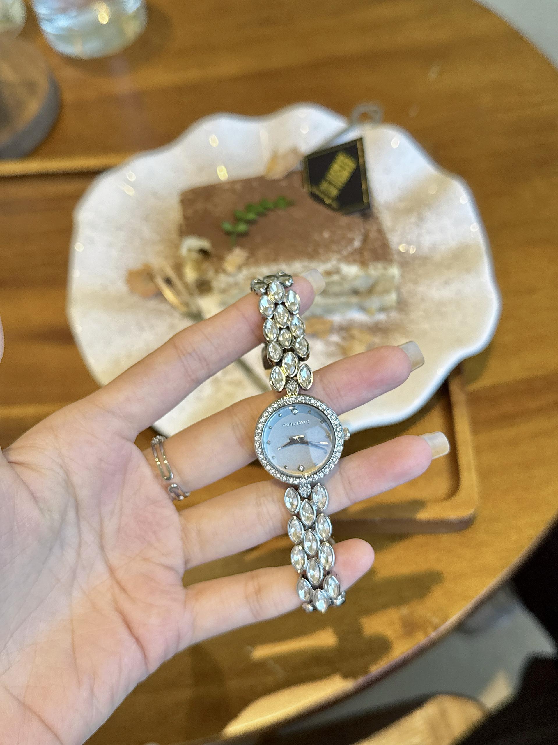 高級感のある女性用腕時計、スタイリッシュなデザインで職場に最 - Luxury Watch Makes のレビューと価格